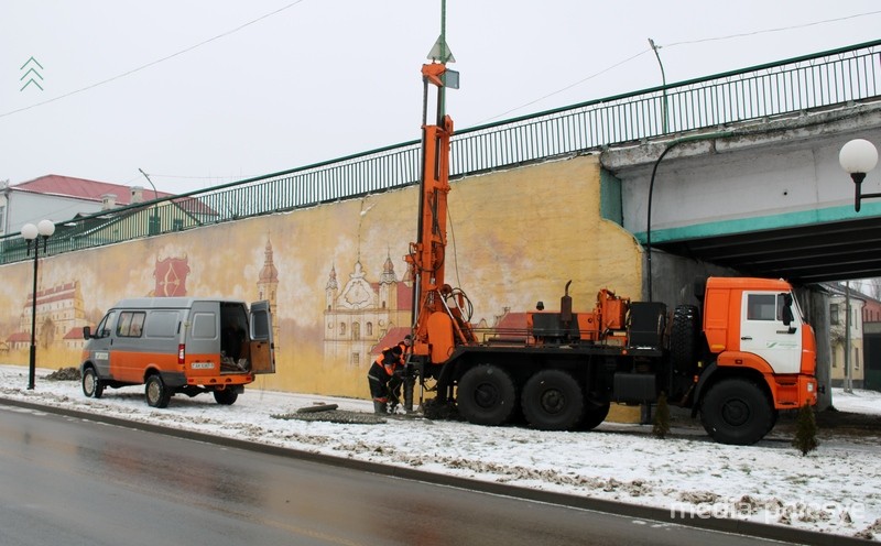 Буровая установка РУП «Белгипродор» у береговой опоры моста