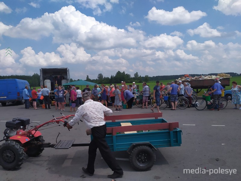 Чтобы продать ягоду госзаготовителям в бочки, людям подолгу приходилось выстоять в очередях