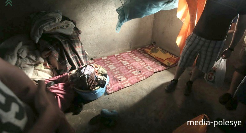 Кровать на полу. Некоторым повезло больше и у них есть матрас