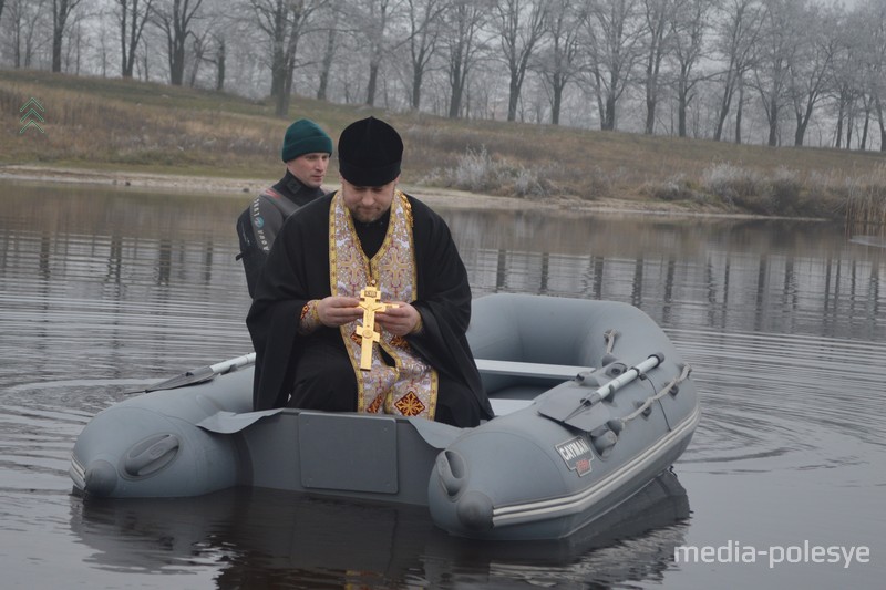 Водоём освящает клирик Свято-Крестовоздвиженского храма иерей Георгий