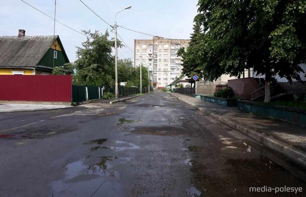 Улица Пантелеева. В прошлом году после ливня здесь плавали на надувной лодке. Сегодня утром воды здесь практически нет