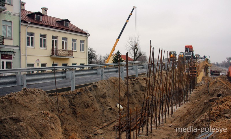 Мост станет шире, ведутся работы по бетонированию оснований для устройства пешеходных и велодорожек