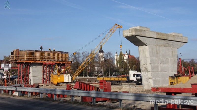 Опоры старого моста укрепляют до сих пор