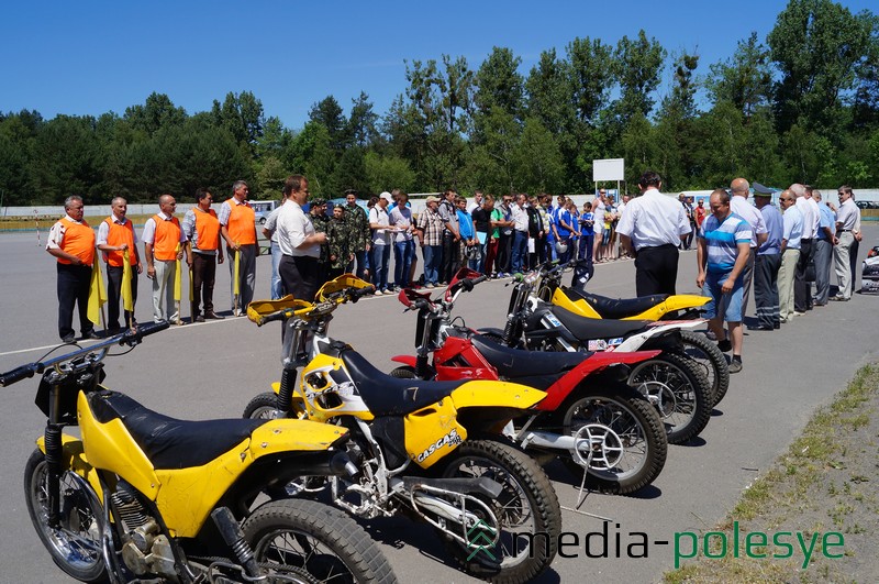 На открытии первенства по фигурному вождению мотоцикла