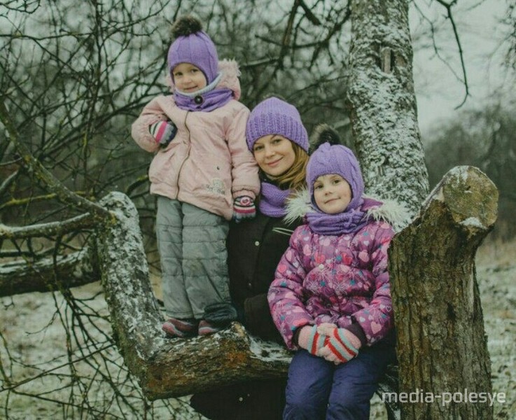 Олеся Атрохова с дочками. Фото из архива Олеси Атроховой