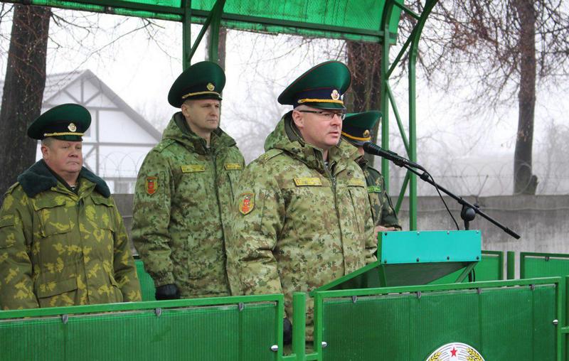 Начальник Пинского погранотряда Андрей Волков наставляет новобранцев