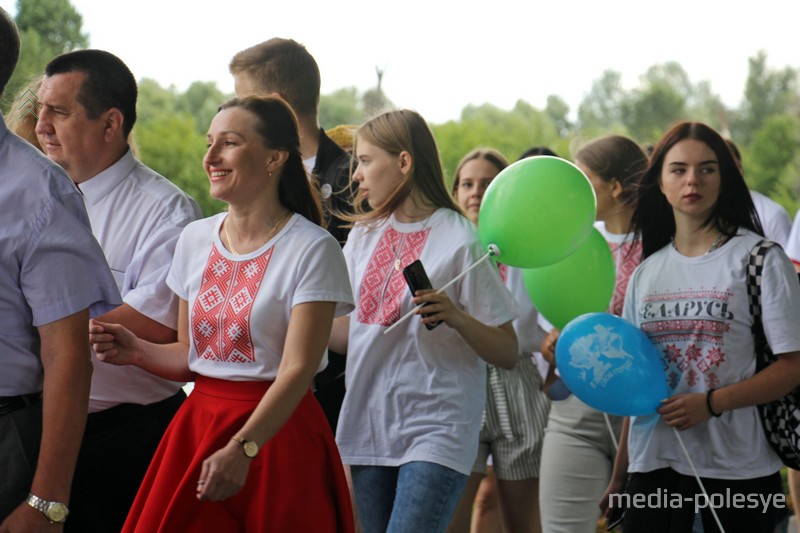 Члены молодёжных организаций в вышимайках