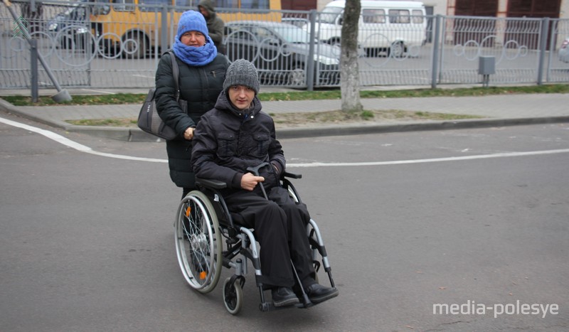 По дороге к стадиону в Бресте Артём с мамой Светланой