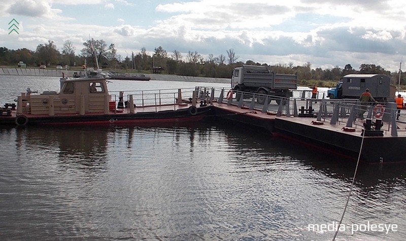 Паромная переправа через Припять, сооружённая в 2012 году. Фото из архива Медиа-Полесья