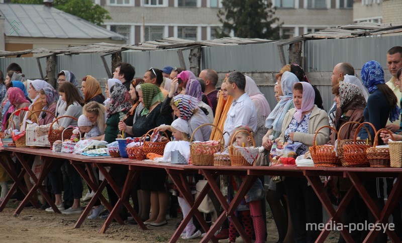 Некоторым повезло занять места на столах