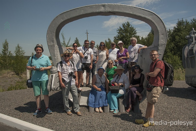 На память останется фотография, где группа разместилась в ковше экскаватора объёмом 11 кубических метров