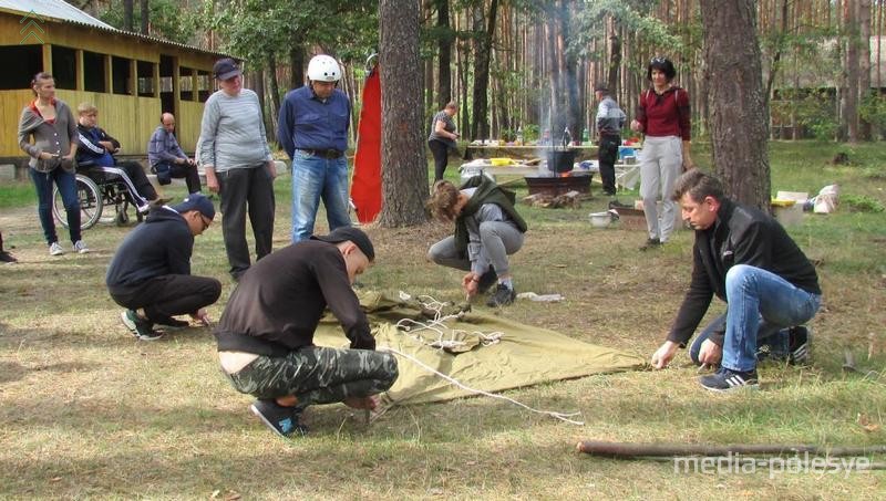 Процесс установки палатки клуба "Патриот"