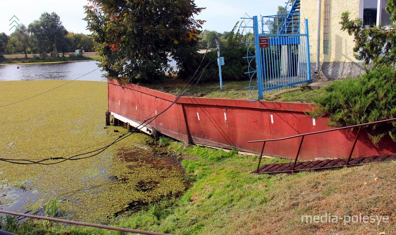 Белые метки показывают уровни, до которых поднималась вода в реке. Сейчас всё очень мелко