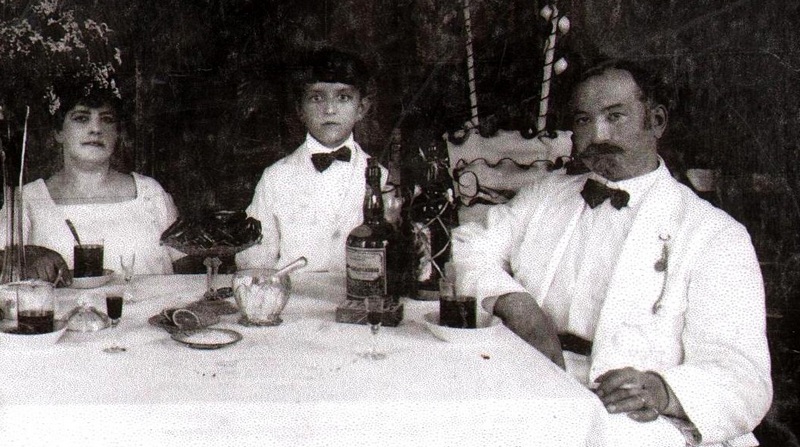 Грегорович с семьёй в собственном кафе-ресторане, середина 1930-х годов