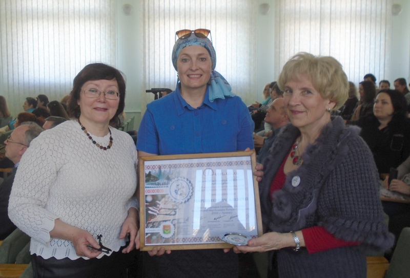 Приятно получить награду из рук известных в мире музыки людей. Слева направо: Вице-председатель ассоциации белорусских цимбалистов Римма Подойницина, заведующая струнным народным отделением ДШИ Светлана Дубовик и заслуженная  артистка Беларуси Татьяна Степанова