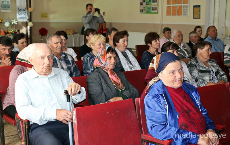 Жители деревни Рухча во время концерта