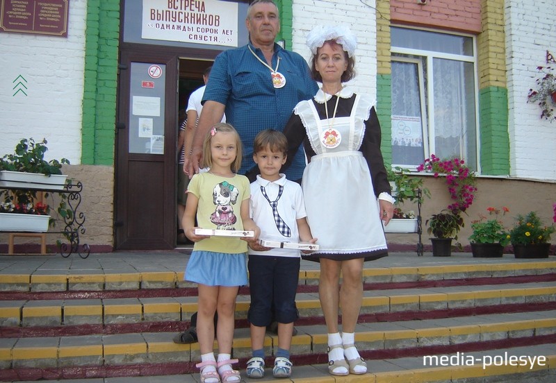 С благодарностью детям за оригинальную встречу на ступеньках родной школы