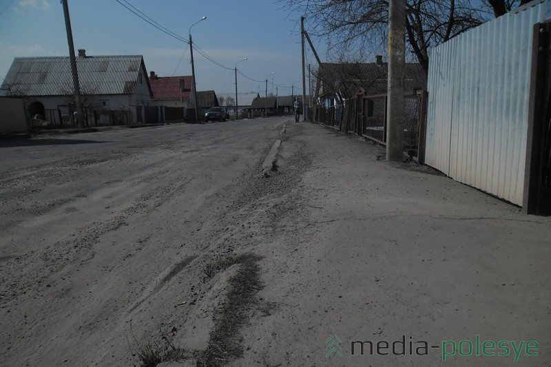 Щебёнка перекочевала на тротуар