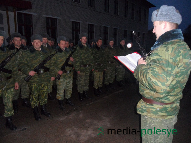 Четыре человека из группы мужчин со Столинщины приняли присягу во время учебных сборов