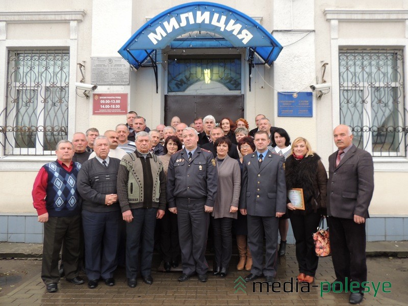 Участники торжественного мероприятия в Столинском РОВД