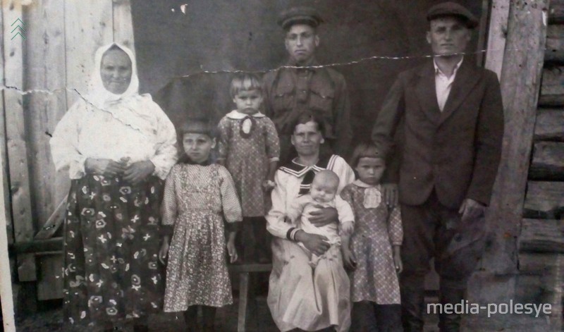 1952 год. Анастасия (в центре) с мужем Павлом, свекровью, и четырьмя детьми