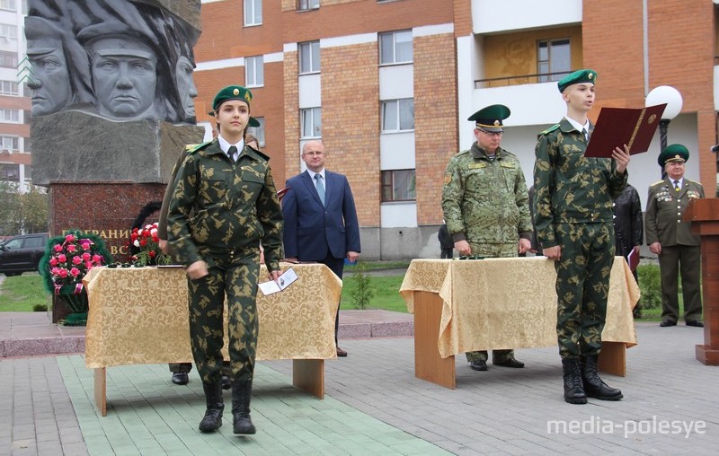 Церемония, как при принятии воинской присяги, только без оружия