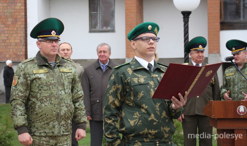 На заднем плане начальник Пинского погранотряда Андрей Волков