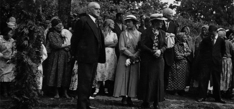 Роман Скирмунт с селянами в Поречье, начало 1930-х годов