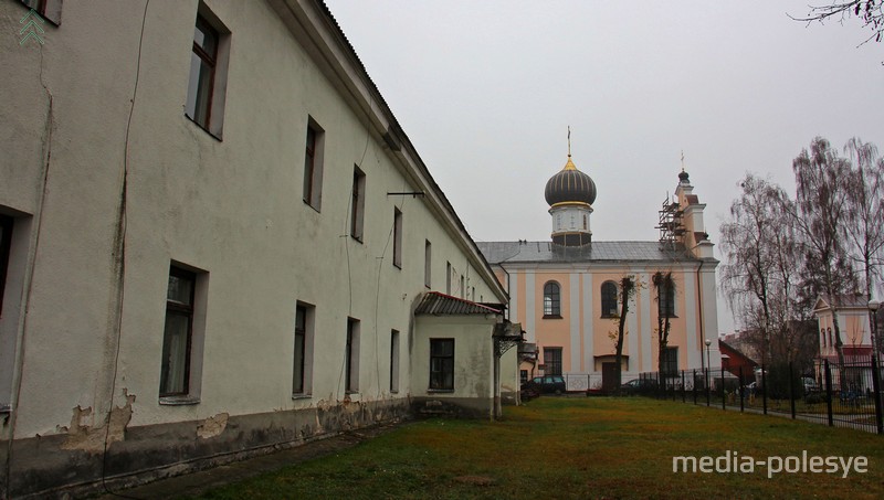 Комплекс зданий Пинского МРО ГКСЭ находится на улице Советской, на территории бывшего Бернардинского монастыря