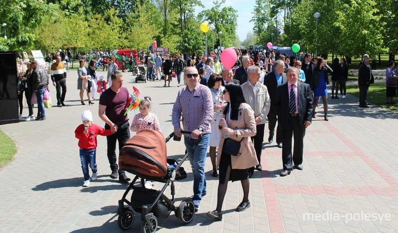 Тысячи жителей и гостей Столина приняли пришли в городской парк на праздник Победы