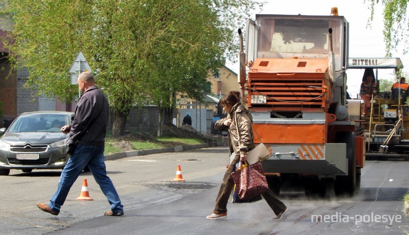 Нетерпеливые пешеходы переходят улицу по горячему асфальту