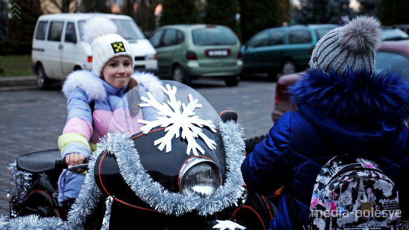  Байкерша с помпоном