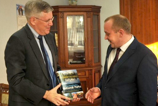 Книга о национальных парках США в подарок председателю Пинского горисполкома Андрею Мулярчику