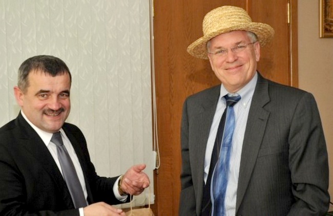 Председатель Пинского райисполкома Валерий Ребковец подарил главе посольства США традиционный головной убор полешука