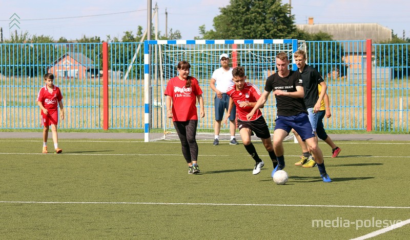 В футбол играют не только  мальчики