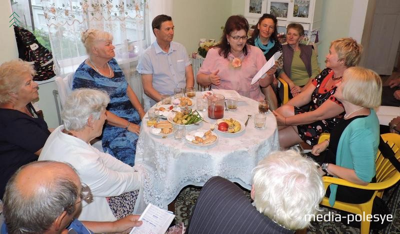 В комнате встреча приобрела ещё более тёплую окраску