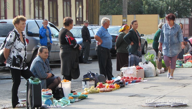 Стихийный рынок на Ленинградской