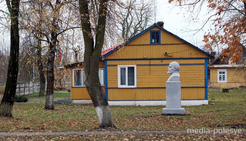 Деревня Рухча. Сквер у сельского Совета. Деревья сбрасывают пожелтевшую листву, живая природа готовится к зиме. Временно неизменным и «вечно молодым» остается лишь то, что придумано и создано человеком