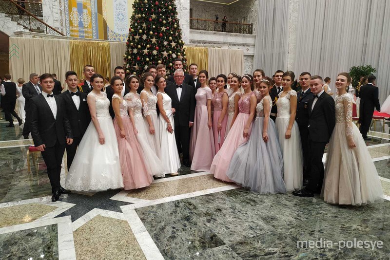 Юлия (вторая слева) вместе с министром образования