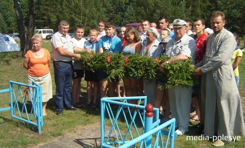 Возложение гирлянды у памятника д. Белое озеро