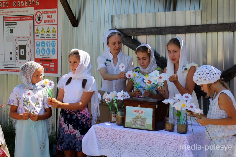 Девочки собирали пожертвования и давали взамен цветы