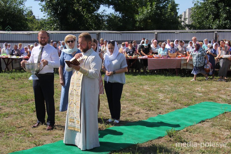 Отец Виктор читает молитву