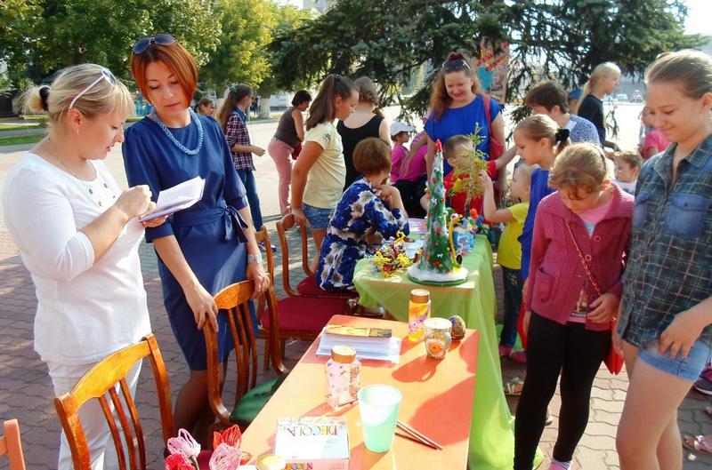 Тот самый день открытых дверей в ЦДТ. Юлия Григорьевна – вторая слева. Фото ЦДТ из соцсетей