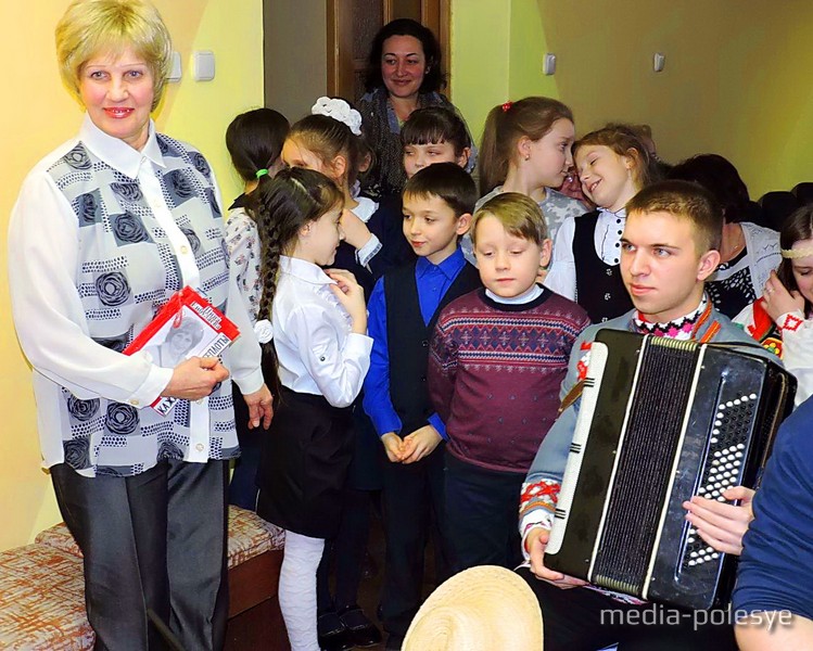 Юные чтецы готовятся читать стихи Нины Енбулаевой, автор волнуется