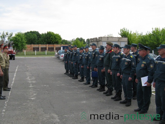 Начальник Лунинецкого РОЧС Николай Орешкевич поприветствовал участников и пожелал успехов в состязании