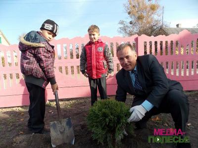 Иван Ракович во время открытия Детского дома семейного типа посадил дерево с его воспитанниками. Фото из архива Медиа-Полесья, 2014 г.