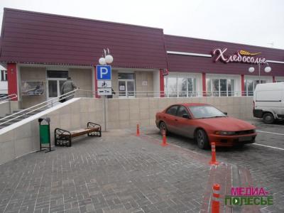 Сейчас знак переместили левее и он указывает на ступени и парапет в магазин