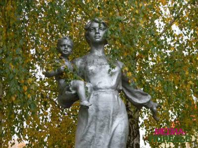 Памятник матери во дворе пинского роддома