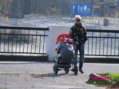 На городской набережной