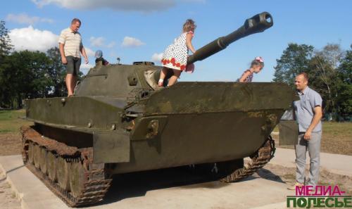 Дети и родители на танке